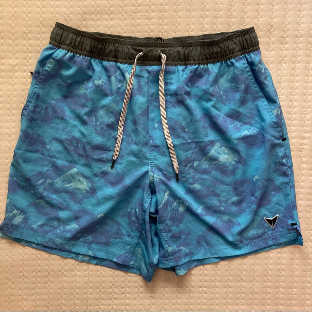 Korsa Athletic Gym Shorts Men’s Medium Blue Mountain Print Pockets 7” Unlined